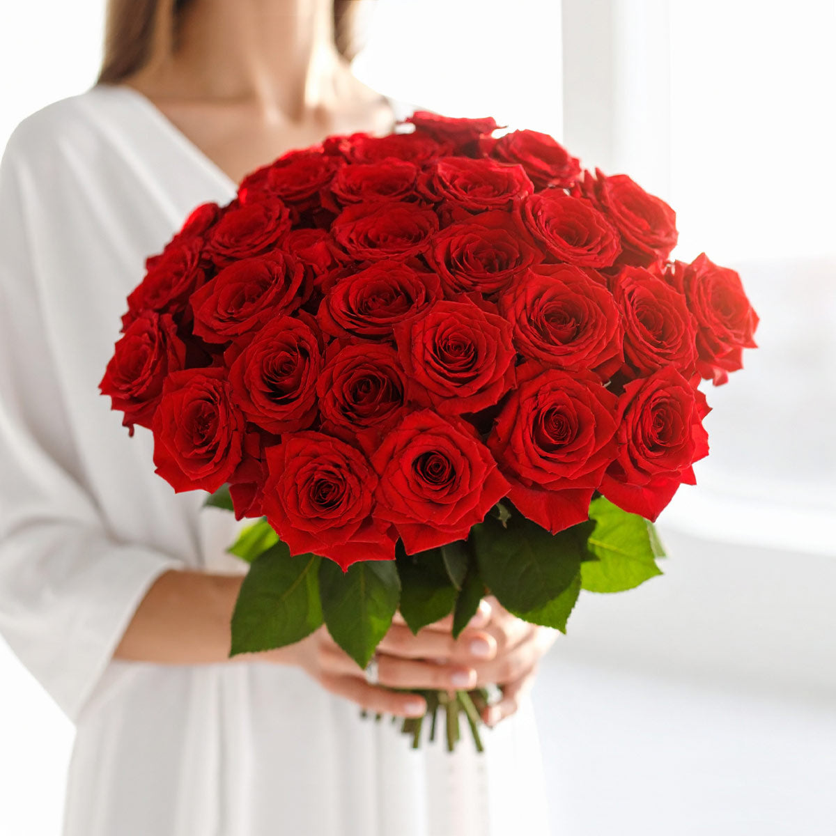 Send red roses online – perfect for love and passion